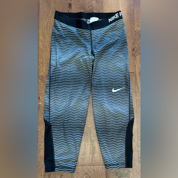 Nike pro drifit women’s cropped leggings Sz Large - Picture 1 of 7